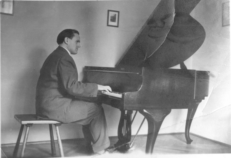Serocki przy fortepianie - 
	Kazimierz Serocki przy fortepianie, lata 40. (fot. ze zbiorów Archiwum Związku Kompozytorów Polskich)
